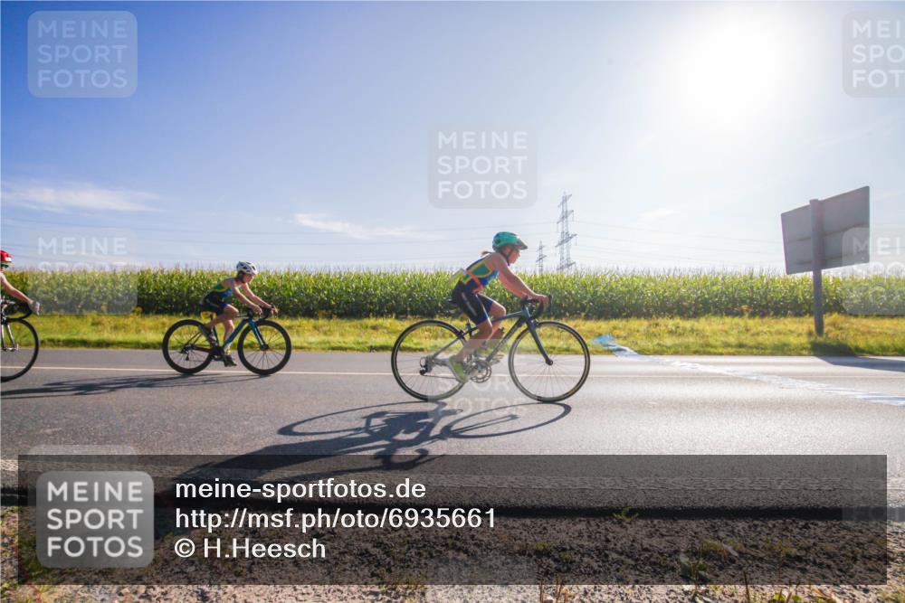 01.09.2024 - 17. Tribühne Triathlon H.Heesch http://msf.ph/oto/6935661 01.09.2024 09:40:47 Radfahren 58, 78, 83, 84, 86, 92, 99, 100, 104, 124 meine-sportfotos.de