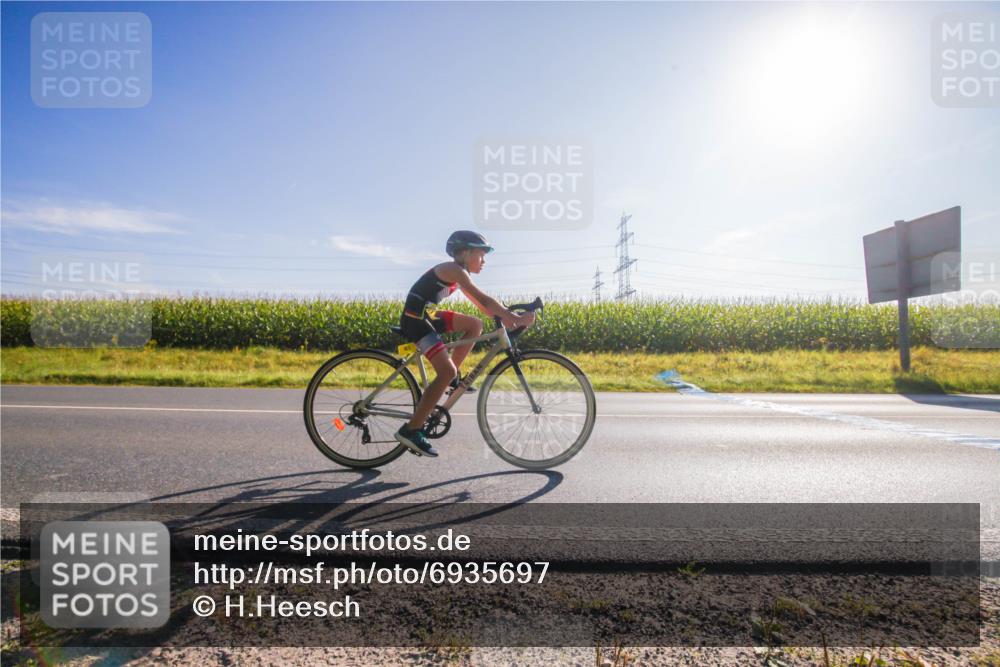01.09.2024 - 17. Tribühne Triathlon H.Heesch http://msf.ph/oto/6935697 01.09.2024 09:41:30 Radfahren 63, 80, 81, 87, 110, 112, 123 meine-sportfotos.de
