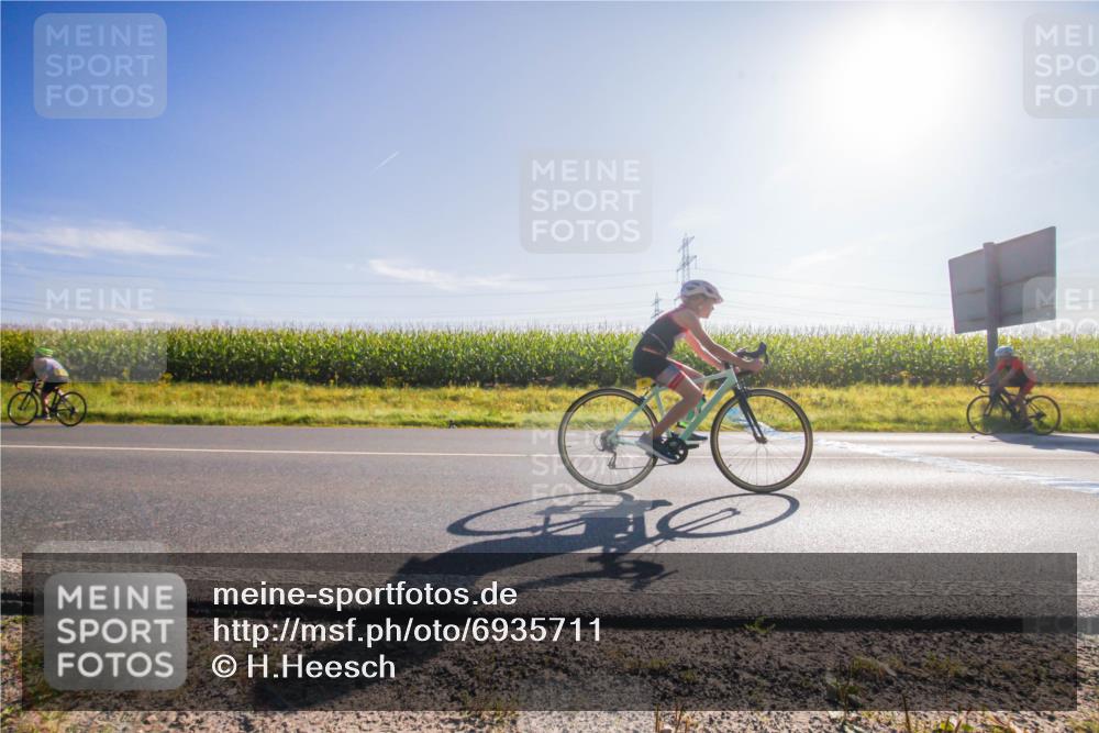 01.09.2024 - 17. Tribühne Triathlon H.Heesch http://msf.ph/oto/6935711 01.09.2024 09:42:07 Radfahren 97, 122, 126, 127 meine-sportfotos.de