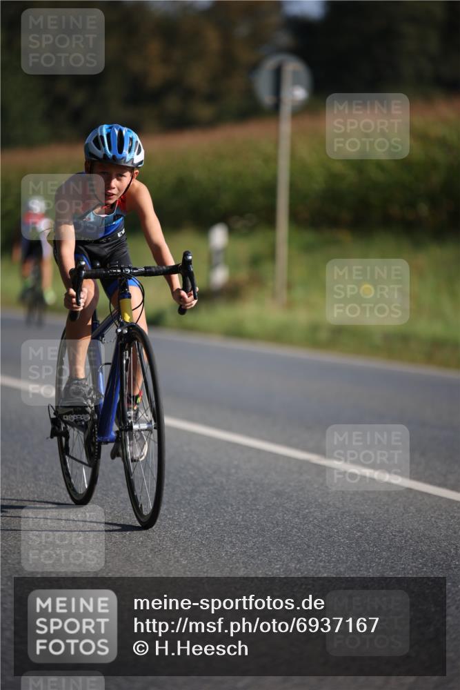 01.09.2024 - 17. Tribühne Triathlon H.Heesch http://msf.ph/oto/6937167 01.09.2024 09:38:54 Radfahren 67, 71, 83, 84, 90, 99, 103, 106, 119, 130, 132, 136 meine-sportfotos.de