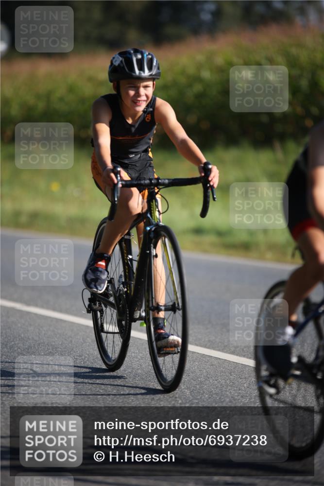 01.09.2024 - 17. Tribühne Triathlon H.Heesch http://msf.ph/oto/6937238 01.09.2024 09:39:02 Radfahren 58, 67, 71, 78, 83, 86, 90, 92, 99, 100, 104, 119, 124, 130, 134 meine-sportfotos.de