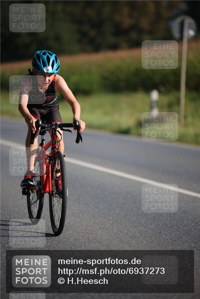 01.09.2024 - 17. Tribühne Triathlon H.Heesch http://msf.ph/oto/6937273 01.09.2024 09:39:24 Radfahren 66, 70, 77, 89, 131 meine-sportfotos.de