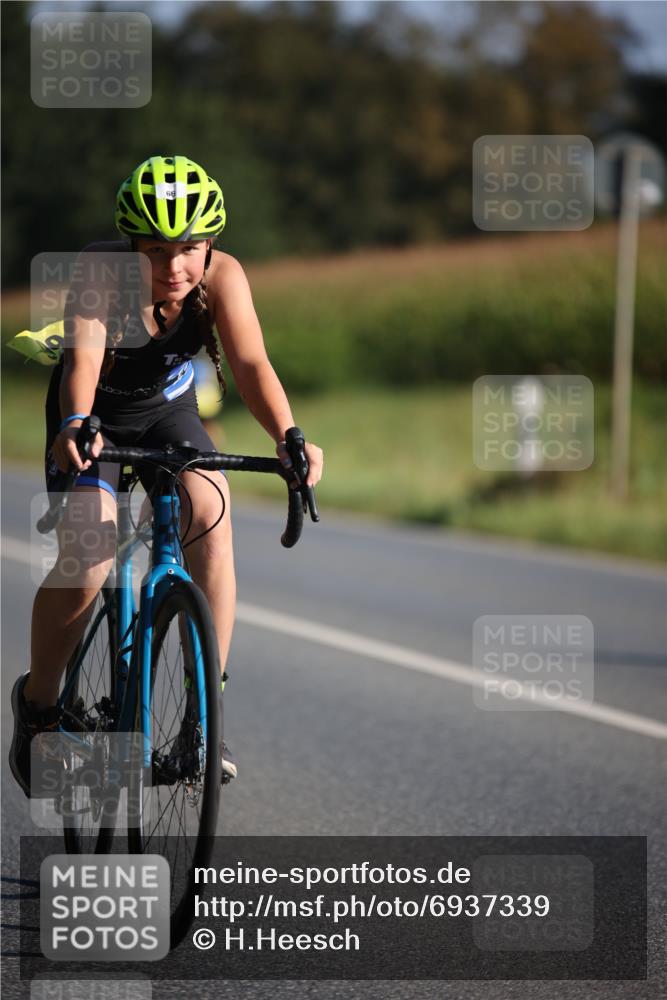 01.09.2024 - 17. Tribühne Triathlon H.Heesch http://msf.ph/oto/6937339 01.09.2024 09:39:29 Radfahren 63, 66, 77, 81, 110, 112 meine-sportfotos.de