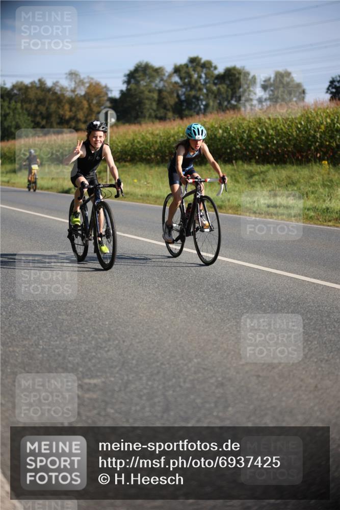 01.09.2024 - 17. Tribühne Triathlon H.Heesch http://msf.ph/oto/6937425 01.09.2024 09:40:23 Radfahren 62, 68, 85, 88, 103 meine-sportfotos.de