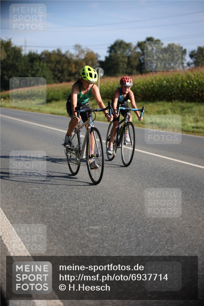 01.09.2024 - 17. Tribühne Triathlon H.Heesch http://msf.ph/oto/6937714 01.09.2024 09:40:52 Radfahren 75, 86, 100, 124, 128 meine-sportfotos.de