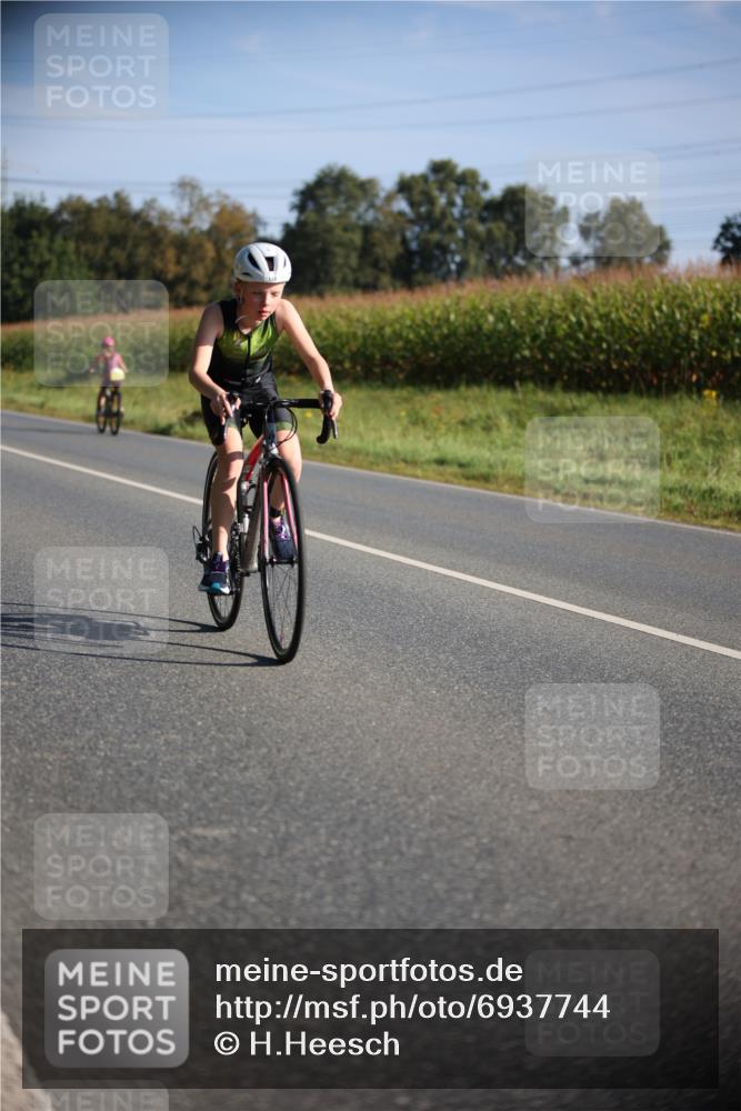 01.09.2024 - 17. Tribühne Triathlon H.Heesch http://msf.ph/oto/6937744 01.09.2024 09:41:01 Radfahren 113, 121, 128 meine-sportfotos.de