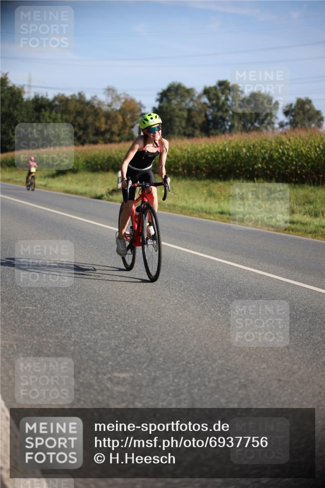 01.09.2024 - 17. Tribühne Triathlon H.Heesch http://msf.ph/oto/6937756 01.09.2024 09:41:03 Radfahren 70, 113, 121, 128 meine-sportfotos.de