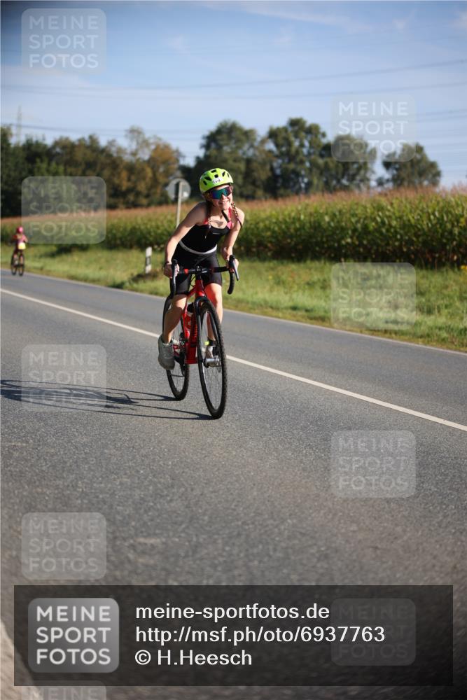 01.09.2024 - 17. Tribühne Triathlon H.Heesch http://msf.ph/oto/6937763 01.09.2024 09:41:03 Radfahren 70, 113, 121, 128 meine-sportfotos.de