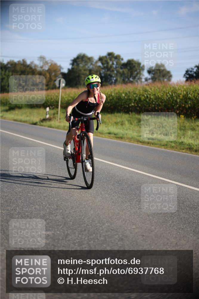 01.09.2024 - 17. Tribühne Triathlon H.Heesch http://msf.ph/oto/6937768 01.09.2024 09:41:03 Radfahren 70, 113, 121, 128 meine-sportfotos.de