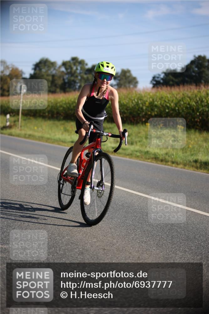 01.09.2024 - 17. Tribühne Triathlon H.Heesch http://msf.ph/oto/6937777 01.09.2024 09:41:03 Radfahren 70, 113, 121, 128 meine-sportfotos.de