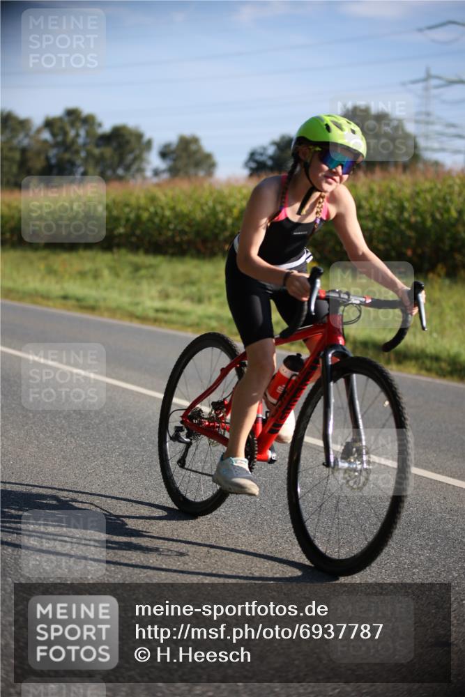 01.09.2024 - 17. Tribühne Triathlon H.Heesch http://msf.ph/oto/6937787 01.09.2024 09:41:04 Radfahren 70, 113, 121 meine-sportfotos.de