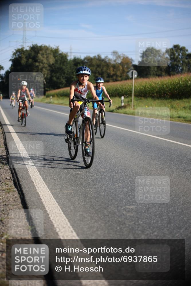 01.09.2024 - 17. Tribühne Triathlon H.Heesch http://msf.ph/oto/6937865 01.09.2024 09:41:30 Radfahren 63, 80, 81, 87, 110, 112, 123 meine-sportfotos.de