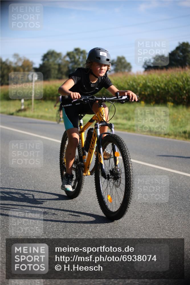 01.09.2024 - 17. Tribühne Triathlon H.Heesch http://msf.ph/oto/6938074 01.09.2024 09:42:10 Radfahren 127 meine-sportfotos.de