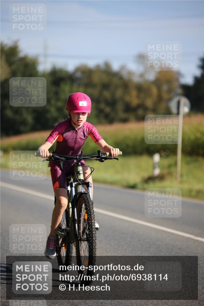 01.09.2024 - 17. Tribühne Triathlon H.Heesch http://msf.ph/oto/6938114 01.09.2024 09:42:58 Radfahren 74, 75, 121 meine-sportfotos.de