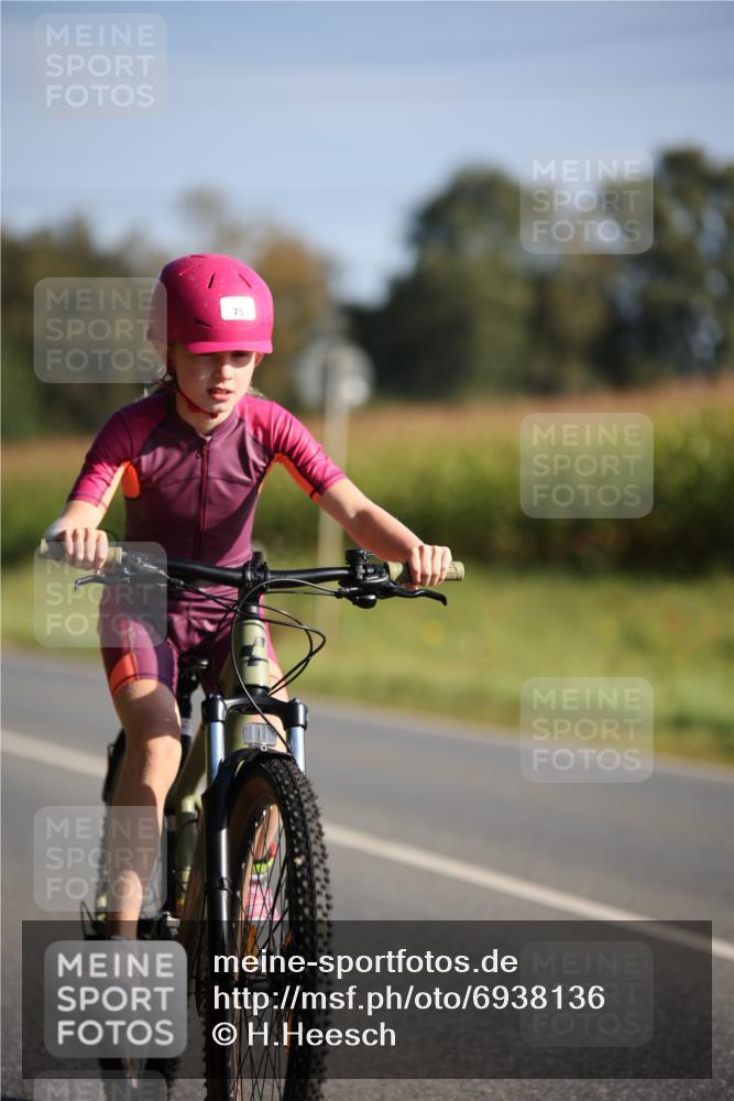 01.09.2024 - 17. Tribühne Triathlon H.Heesch http://msf.ph/oto/6938136 01.09.2024 09:42:58 Radfahren 74, 75, 121 meine-sportfotos.de