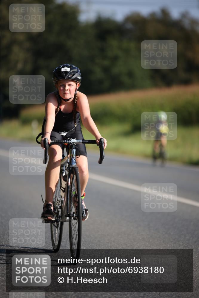 01.09.2024 - 17. Tribühne Triathlon H.Heesch http://msf.ph/oto/6938180 01.09.2024 09:43:25 Radfahren 95, 123 meine-sportfotos.de