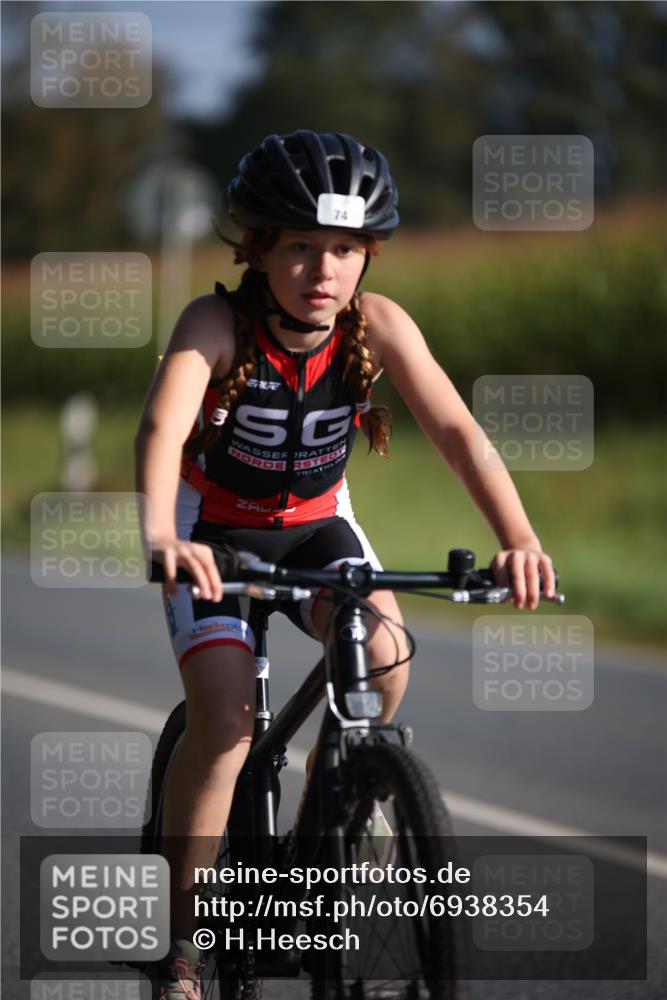 01.09.2024 - 17. Tribühne Triathlon H.Heesch http://msf.ph/oto/6938354 01.09.2024 09:45:14 Radfahren 74 meine-sportfotos.de