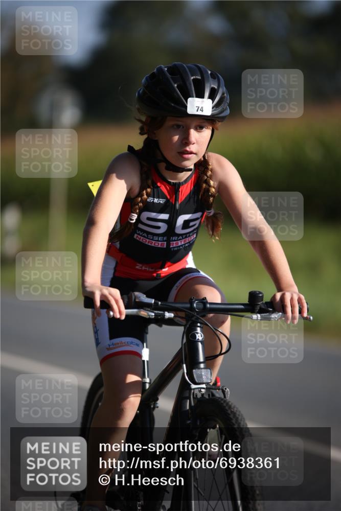 01.09.2024 - 17. Tribühne Triathlon H.Heesch http://msf.ph/oto/6938361 01.09.2024 09:45:14 Radfahren 74 meine-sportfotos.de