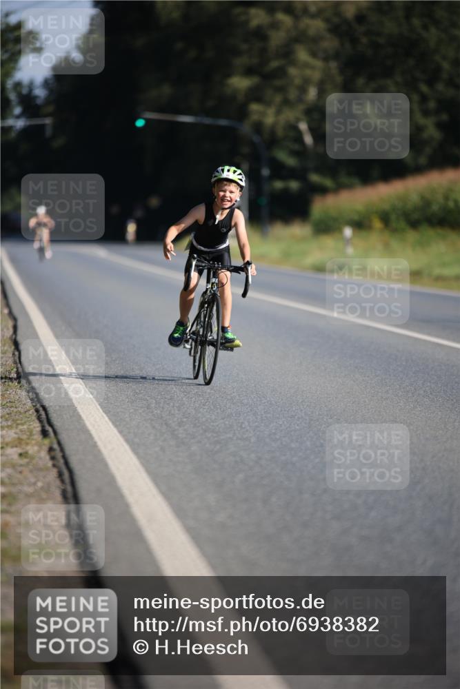 01.09.2024 - 17. Tribühne Triathlon H.Heesch http://msf.ph/oto/6938382 01.09.2024 09:45:23 Radfahren 69 meine-sportfotos.de