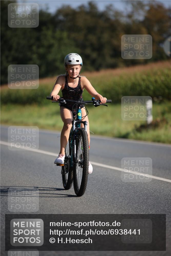 01.09.2024 - 17. Tribühne Triathlon H.Heesch http://msf.ph/oto/6938441 01.09.2024 09:45:36 Radfahren 95 meine-sportfotos.de