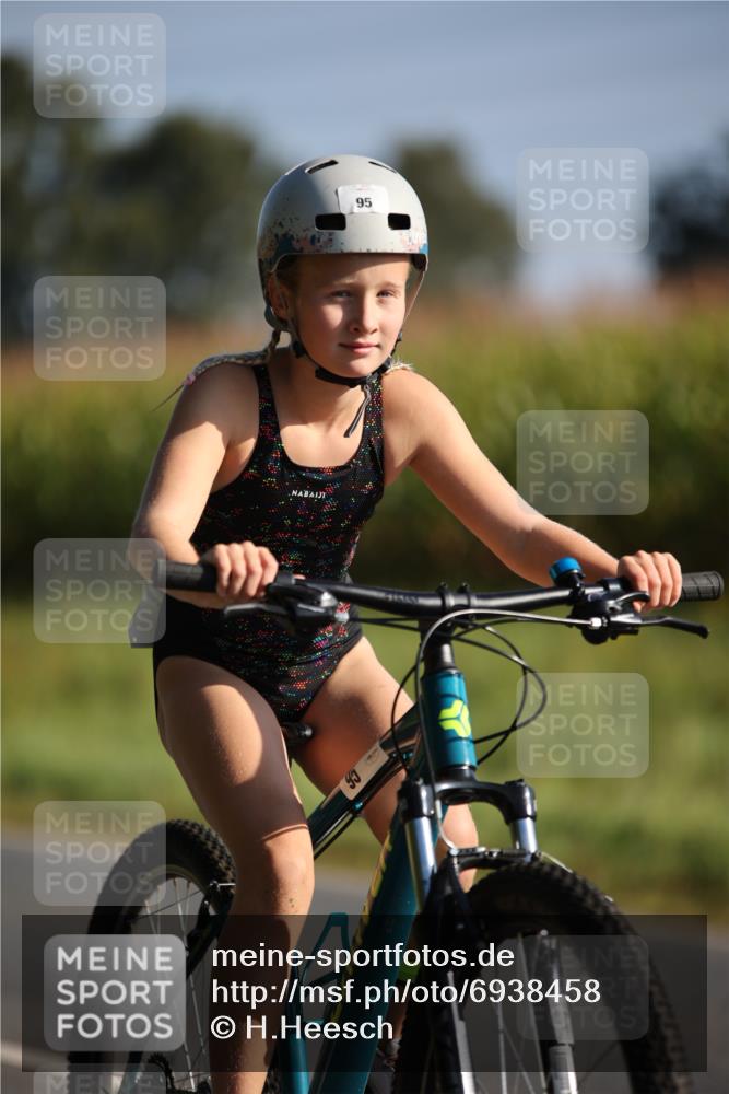01.09.2024 - 17. Tribühne Triathlon H.Heesch http://msf.ph/oto/6938458 01.09.2024 09:45:37 Radfahren 95 meine-sportfotos.de