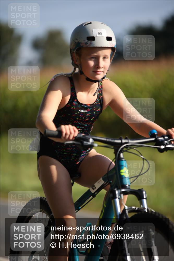 01.09.2024 - 17. Tribühne Triathlon H.Heesch http://msf.ph/oto/6938462 01.09.2024 09:45:37 Radfahren 95 meine-sportfotos.de