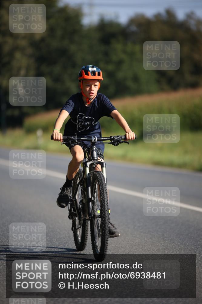 01.09.2024 - 17. Tribühne Triathlon H.Heesch http://msf.ph/oto/6938481 01.09.2024 09:46:20 Radfahren 116 meine-sportfotos.de