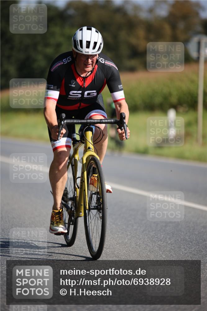01.09.2024 - 17. Tribühne Triathlon H.Heesch http://msf.ph/oto/6938928 01.09.2024 10:28:28 Radfahren 143 meine-sportfotos.de