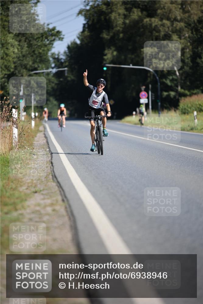 01.09.2024 - 17. Tribühne Triathlon H.Heesch http://msf.ph/oto/6938946 01.09.2024 10:28:36 Radfahren 153, 156, 256 meine-sportfotos.de