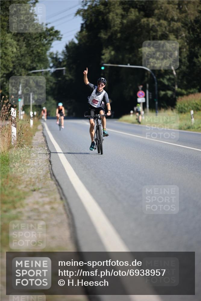 01.09.2024 - 17. Tribühne Triathlon H.Heesch http://msf.ph/oto/6938957 01.09.2024 10:28:36 Radfahren 153, 156, 256 meine-sportfotos.de