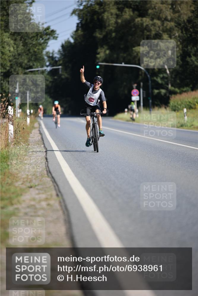 01.09.2024 - 17. Tribühne Triathlon H.Heesch http://msf.ph/oto/6938961 01.09.2024 10:28:36 Radfahren 153, 156, 256 meine-sportfotos.de