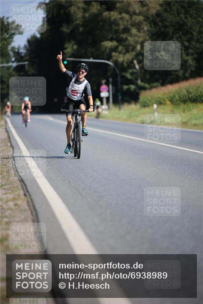 01.09.2024 - 17. Tribühne Triathlon H.Heesch http://msf.ph/oto/6938989 01.09.2024 10:28:37 Radfahren 153, 156, 256 meine-sportfotos.de