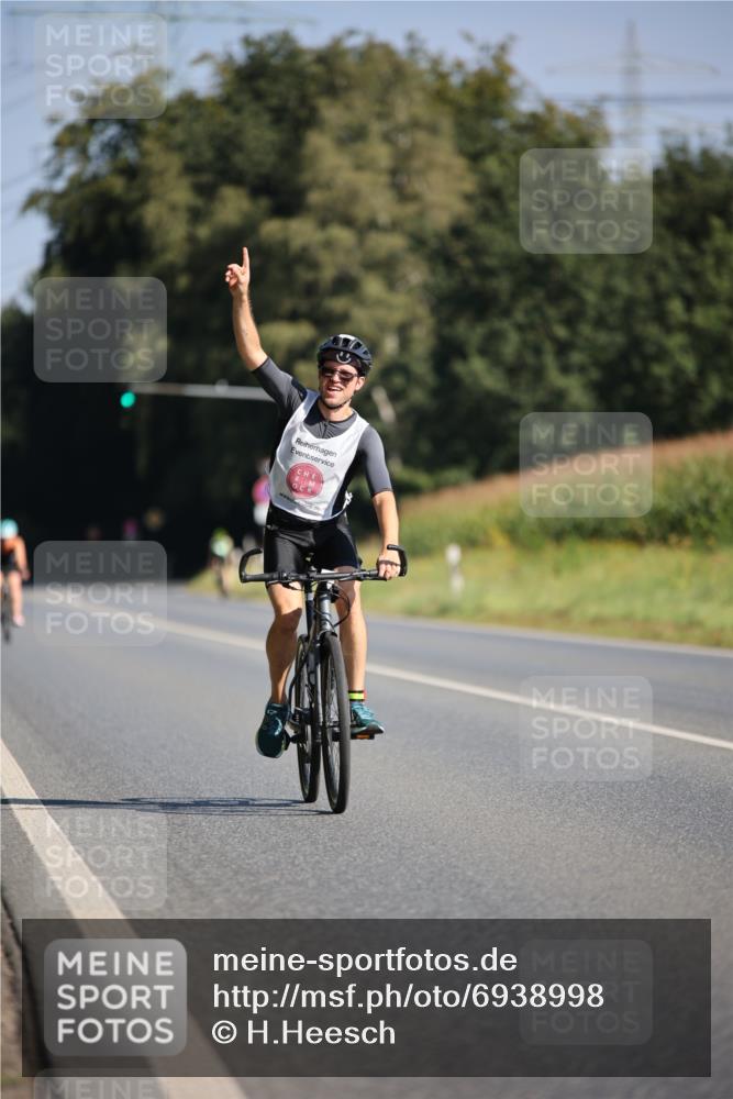 01.09.2024 - 17. Tribühne Triathlon H.Heesch http://msf.ph/oto/6938998 01.09.2024 10:28:38 Radfahren 153, 156, 256 meine-sportfotos.de