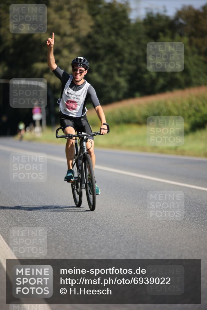 01.09.2024 - 17. Tribühne Triathlon H.Heesch http://msf.ph/oto/6939022 01.09.2024 10:28:38 Radfahren 153, 156, 256 meine-sportfotos.de