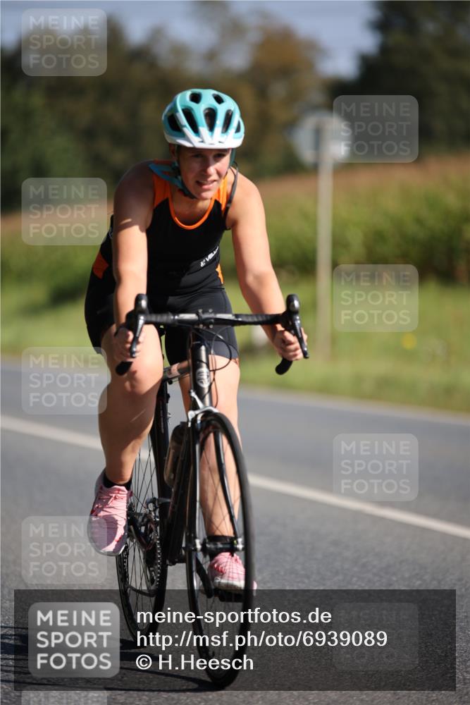 01.09.2024 - 17. Tribühne Triathlon H.Heesch http://msf.ph/oto/6939089 01.09.2024 10:28:45 Radfahren 156, 256, 285, 1065 meine-sportfotos.de