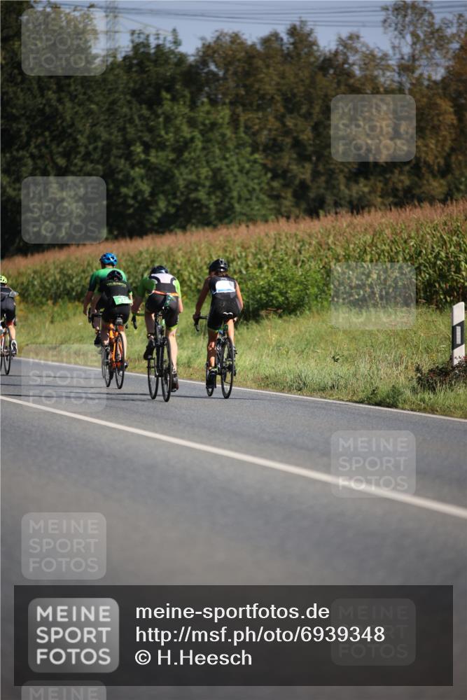 01.09.2024 - 17. Tribühne Triathlon H.Heesch http://msf.ph/oto/6939348 01.09.2024 10:30:44 Radfahren 150, 186, 200, 220, 247, 267, 292 meine-sportfotos.de