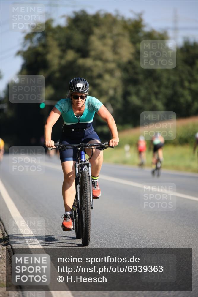01.09.2024 - 17. Tribühne Triathlon H.Heesch http://msf.ph/oto/6939363 01.09.2024 10:30:52 Radfahren 150, 200, 267, 272, 293, 297, 1071 meine-sportfotos.de