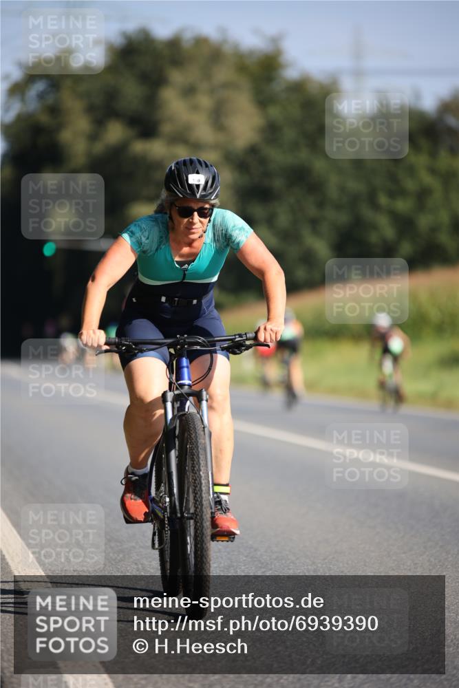 01.09.2024 - 17. Tribühne Triathlon H.Heesch http://msf.ph/oto/6939390 01.09.2024 10:30:52 Radfahren 150, 200, 267, 272, 293, 297, 1071 meine-sportfotos.de