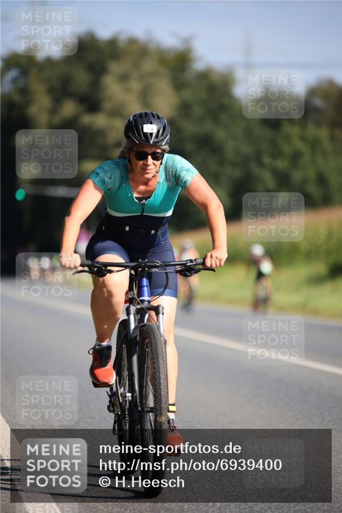 01.09.2024 - 17. Tribühne Triathlon H.Heesch http://msf.ph/oto/6939400 01.09.2024 10:30:52 Radfahren 150, 200, 267, 272, 293, 297, 1071 meine-sportfotos.de
