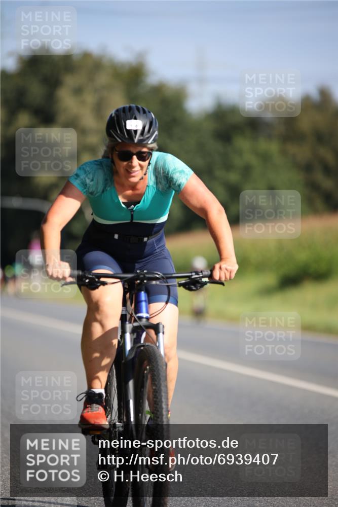 01.09.2024 - 17. Tribühne Triathlon H.Heesch http://msf.ph/oto/6939407 01.09.2024 10:30:53 Radfahren 150, 200, 267, 272, 293, 297, 1071 meine-sportfotos.de