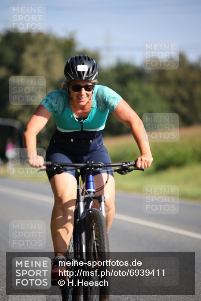 01.09.2024 - 17. Tribühne Triathlon H.Heesch http://msf.ph/oto/6939411 01.09.2024 10:30:53 Radfahren 150, 200, 267, 272, 293, 297, 1071 meine-sportfotos.de