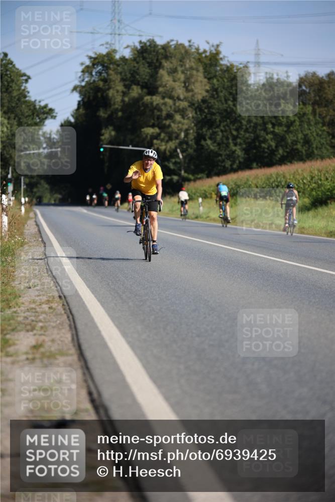 01.09.2024 - 17. Tribühne Triathlon H.Heesch http://msf.ph/oto/6939425 01.09.2024 10:30:59 Radfahren 213, 231, 272, 293, 297, 1071 meine-sportfotos.de