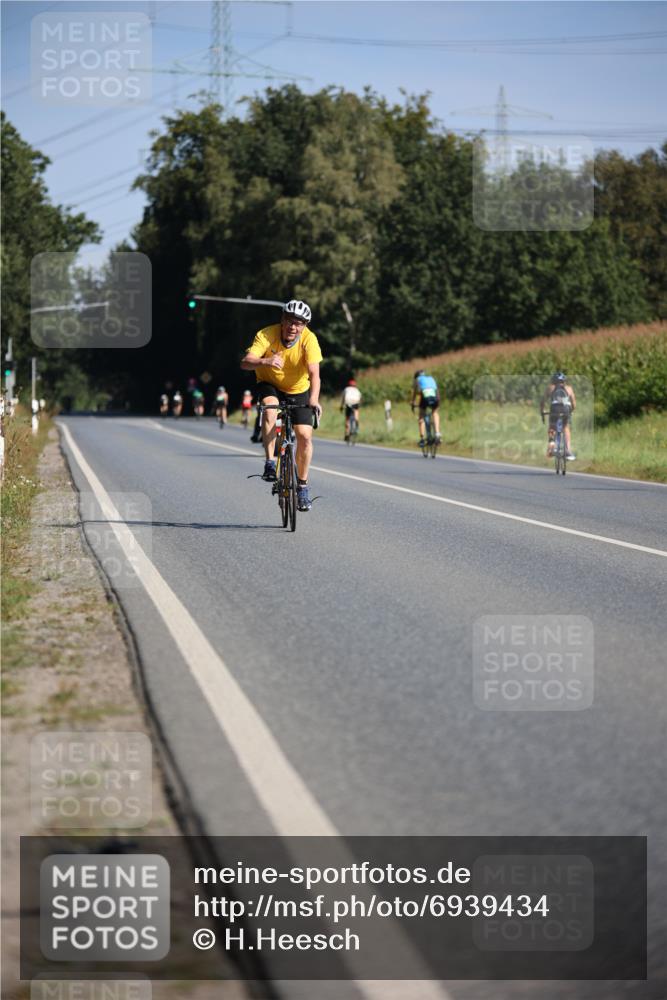 01.09.2024 - 17. Tribühne Triathlon H.Heesch http://msf.ph/oto/6939434 01.09.2024 10:30:59 Radfahren 213, 231, 272, 293, 297, 1071 meine-sportfotos.de
