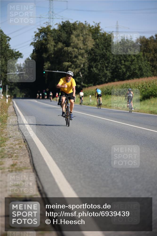 01.09.2024 - 17. Tribühne Triathlon H.Heesch http://msf.ph/oto/6939439 01.09.2024 10:30:59 Radfahren 213, 231, 272, 293, 297, 1071 meine-sportfotos.de