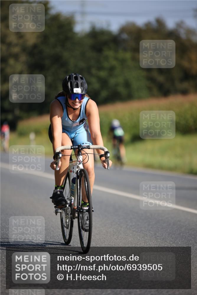 01.09.2024 - 17. Tribühne Triathlon H.Heesch http://msf.ph/oto/6939505 01.09.2024 10:31:33 Radfahren 162, 198, 210, 289, 303 meine-sportfotos.de