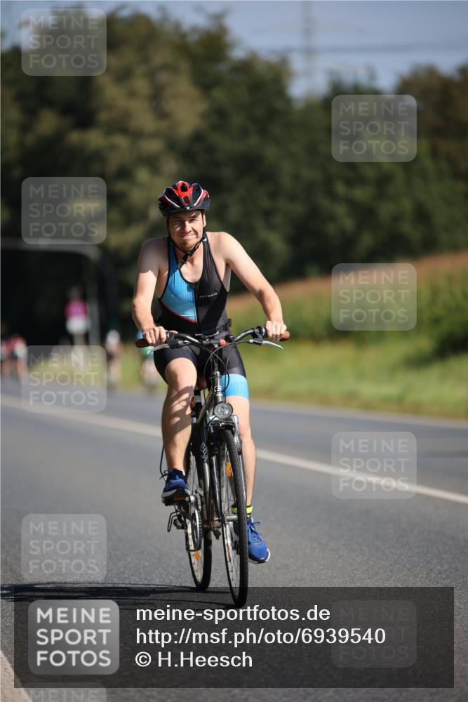 01.09.2024 - 17. Tribühne Triathlon H.Heesch http://msf.ph/oto/6939540 01.09.2024 10:31:45 Radfahren 187, 232, 242, 259, 303, 304, 1062 meine-sportfotos.de