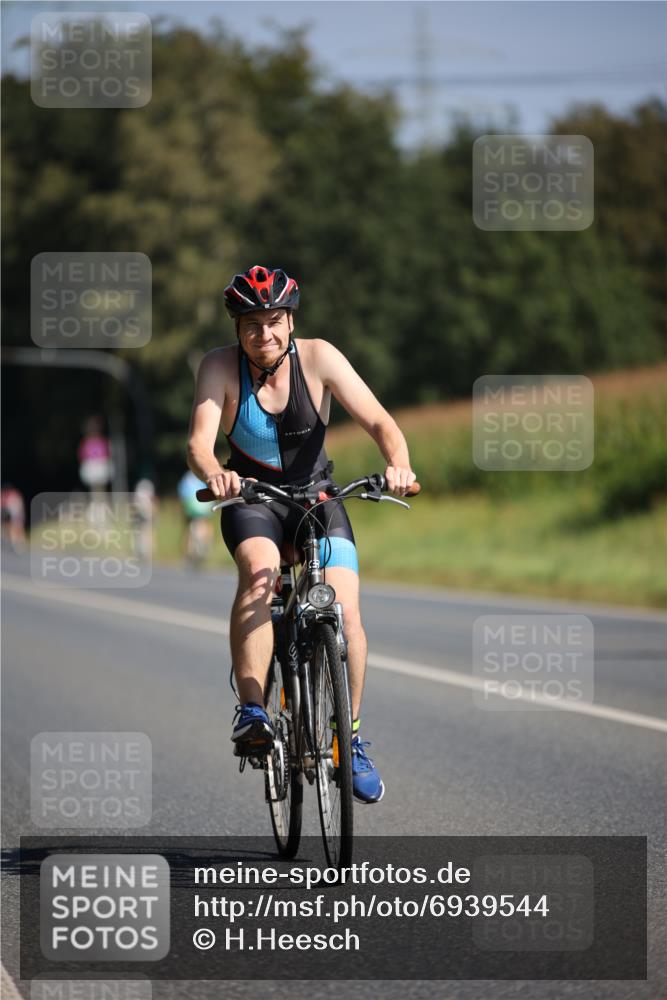 01.09.2024 - 17. Tribühne Triathlon H.Heesch http://msf.ph/oto/6939544 01.09.2024 10:31:45 Radfahren 187, 232, 242, 259, 303, 304, 1062 meine-sportfotos.de