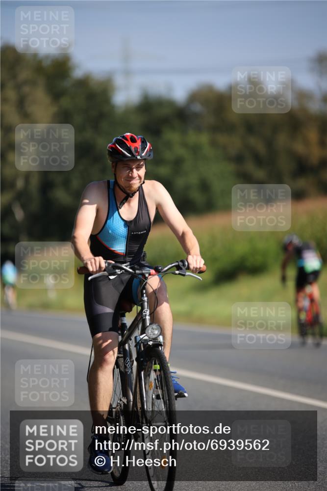 01.09.2024 - 17. Tribühne Triathlon H.Heesch http://msf.ph/oto/6939562 01.09.2024 10:31:45 Radfahren 187, 232, 242, 259, 303, 304, 1062 meine-sportfotos.de