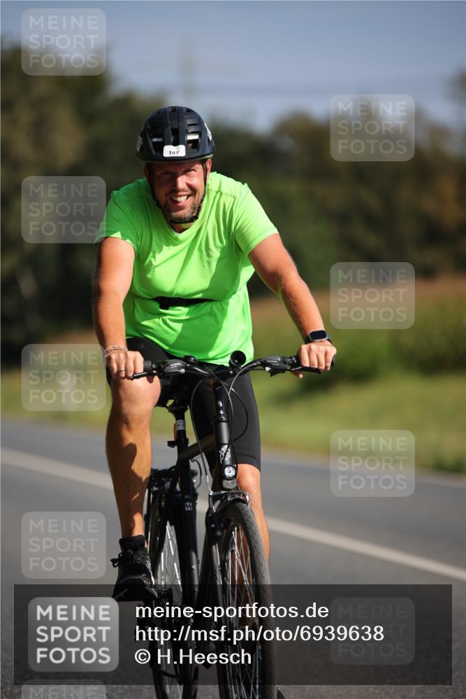 01.09.2024 - 17. Tribühne Triathlon H.Heesch http://msf.ph/oto/6939638 01.09.2024 10:32:14 Radfahren 140, 167, 211, 221, 228 meine-sportfotos.de
