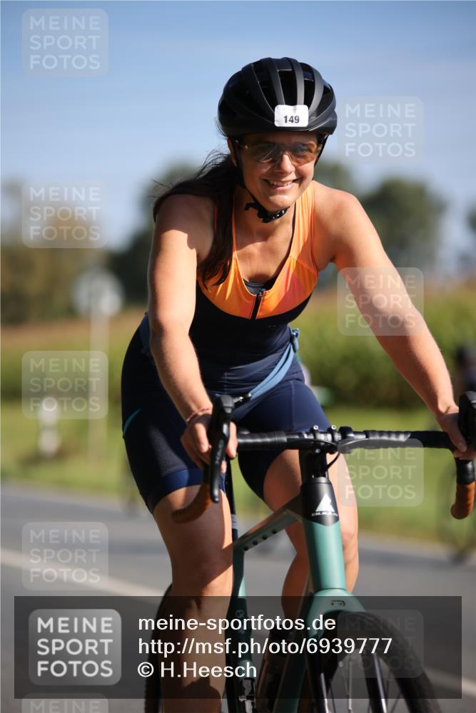 01.09.2024 - 17. Tribühne Triathlon H.Heesch http://msf.ph/oto/6939777 01.09.2024 10:32:54 Radfahren 149, 209, 233, 252, 269 meine-sportfotos.de